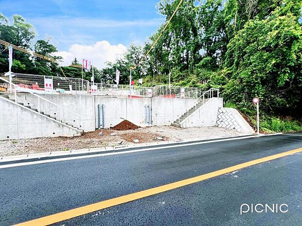 前面道路を含めた現地写真です。ぜひ周辺環境も併せてご覧ください。