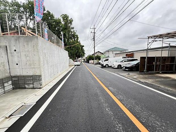 前面道路を含めた現地写真です。ぜひ周辺環境も併せてご覧ください。