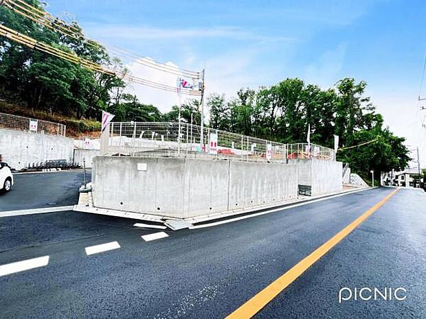 前面道路です。住宅地につき落ち着いた新生活を始められそうです。