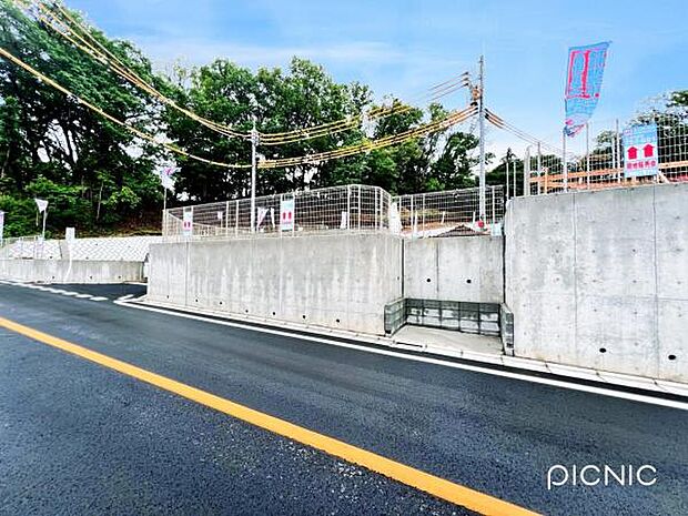 前面道路を含めた現地写真です。ぜひ周辺環境も併せてご覧ください。