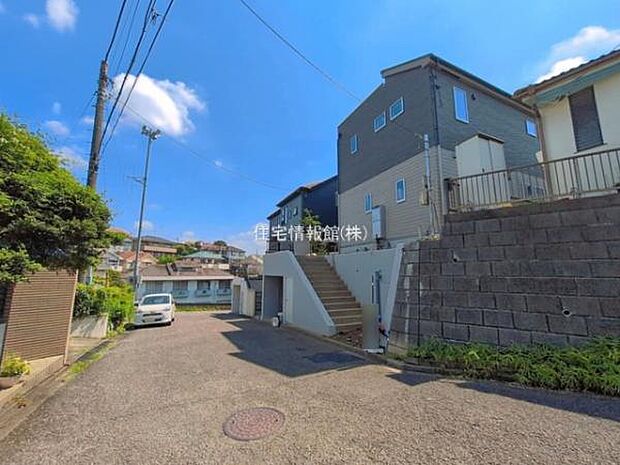 前面道路を含めた現地写真です。