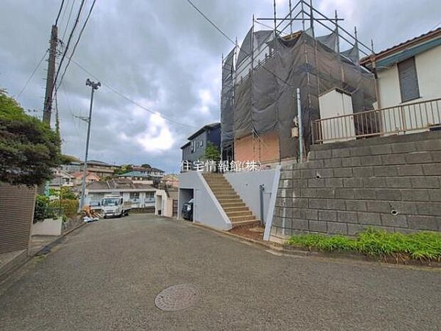 前面道路を含めた現地写真です。