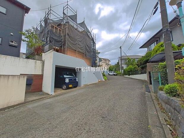 前面道路を含めた現地写真です。