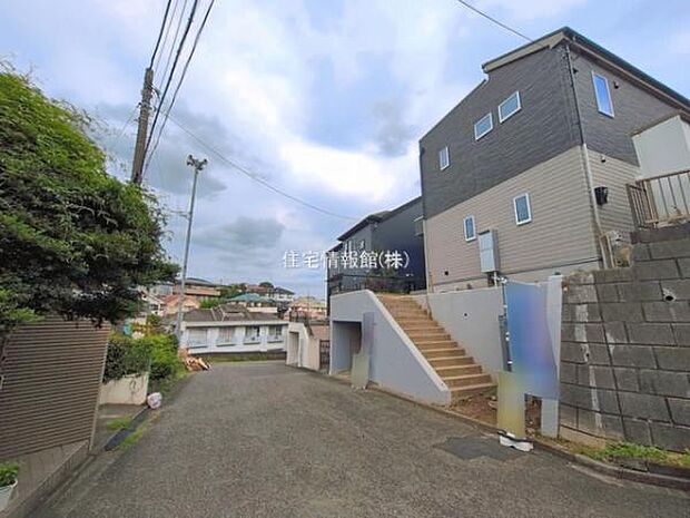 前面道路を含めた現地写真です。