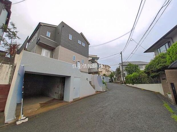 前面道路を含めた現地写真です。