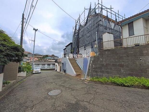 前面道路を含めた現地写真です。