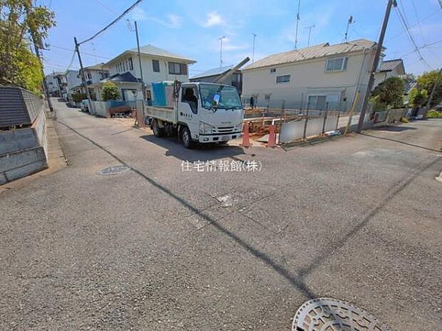 前面道路を含めた現地写真です。