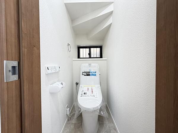 シャワー洗浄機能付のトイレは、清潔感が印象的な空間ですね。