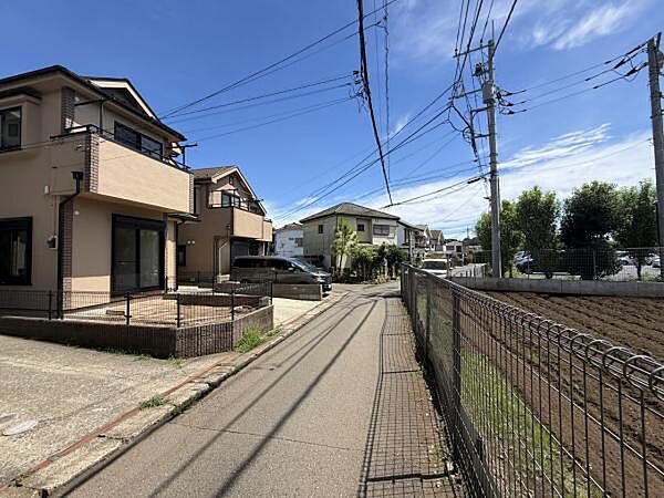 前面道路を含めた現地写真です。