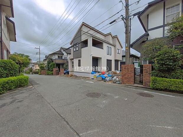 前面道路を含めた現地写真です。