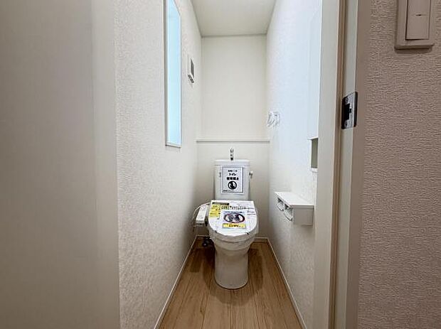 シャワー洗浄機能付のトイレは、清潔感が印象的な空間ですね。