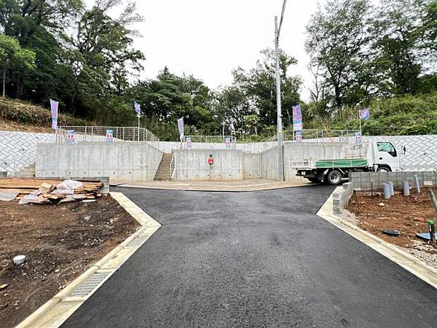 前面道路です。住宅地につき落ち着いた新生活を始められそうです。