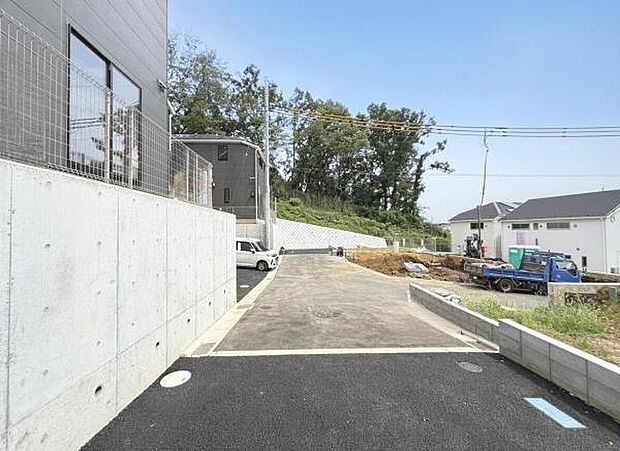 前面道路を含めた現地写真です。
