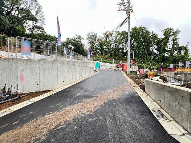 前面道路を含めた現地写真です。ぜひ周辺環境も併せてご覧ください。