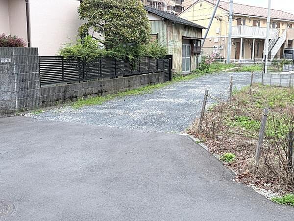 前面道路を含めた現地写真です。