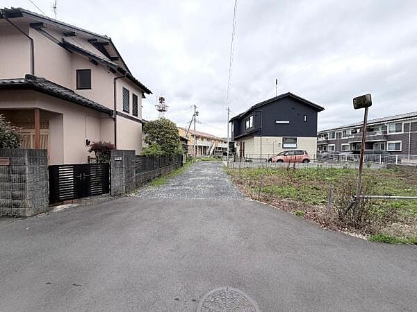 前面道路を含めた現地写真です。