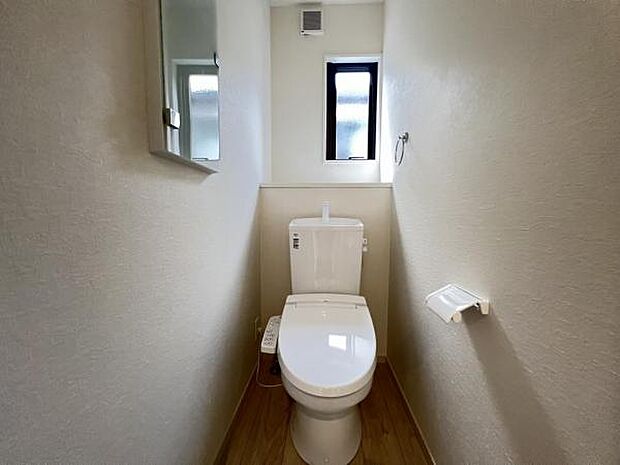 シャワー洗浄機能付のトイレは、清潔感が印象的な空間ですね。