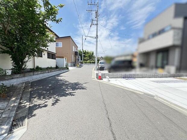 前面道路を含めた現地写真です。