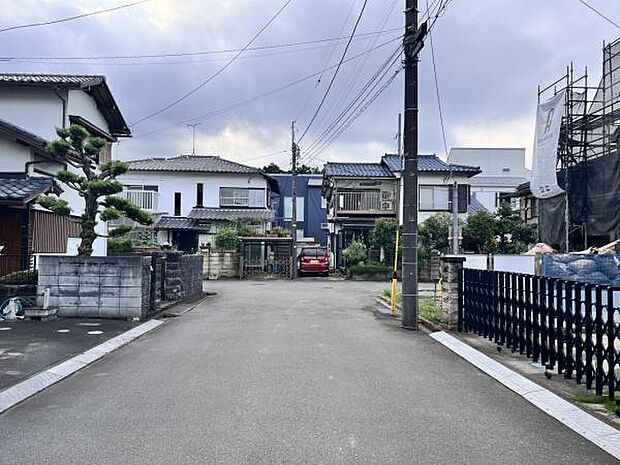 前面道路を含めた現地写真です。ぜひ周辺環境も併せてご覧ください。