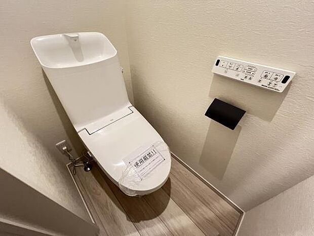 シャワー洗浄機能付のトイレは、清潔感が印象的な空間ですね。