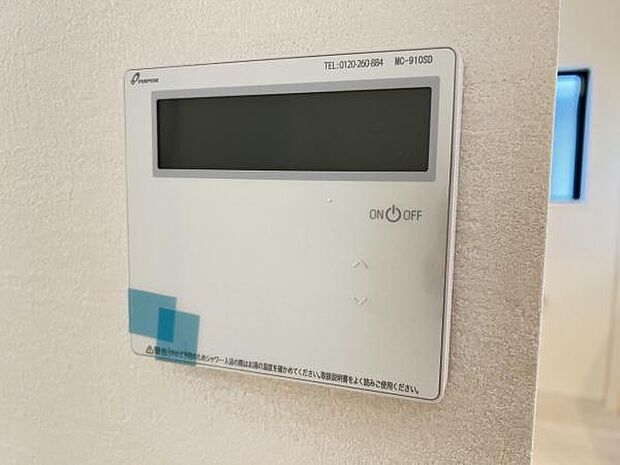 キッチン脇の給湯器のコントロールパネルです。
