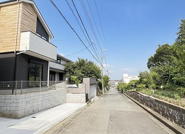 前面道路を含めた現地写真です。