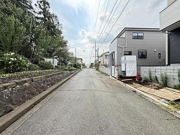 前面道路を含めた現地写真です。