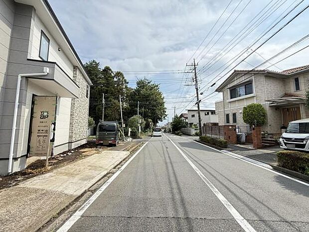 前面道路を含めた現地写真です。