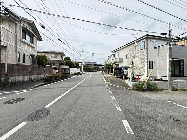 前面道路を含めた現地写真です。