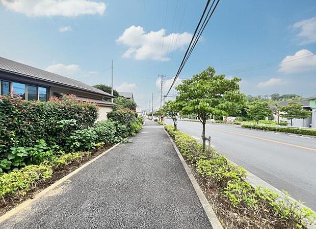 前面道路を含めた現地写真です。ぜひ周辺環境も併せてご覧ください。