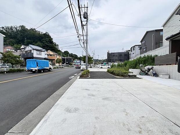 前面道路です。住宅地につき落ち着いた新生活を始められそうです。