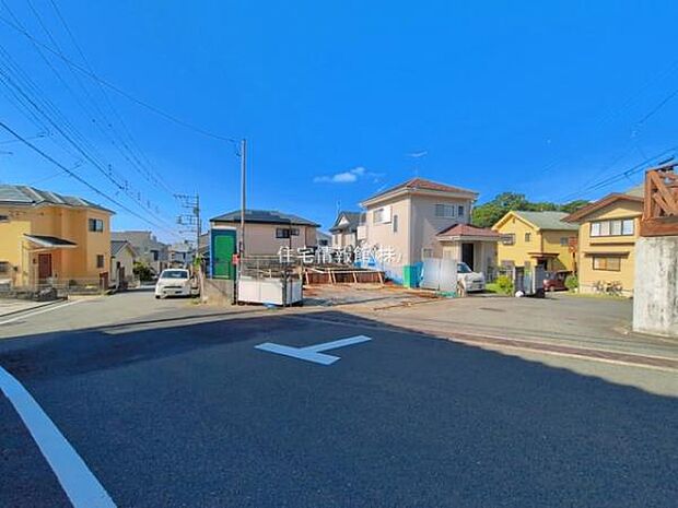 前面道路を含めた現地写真です。