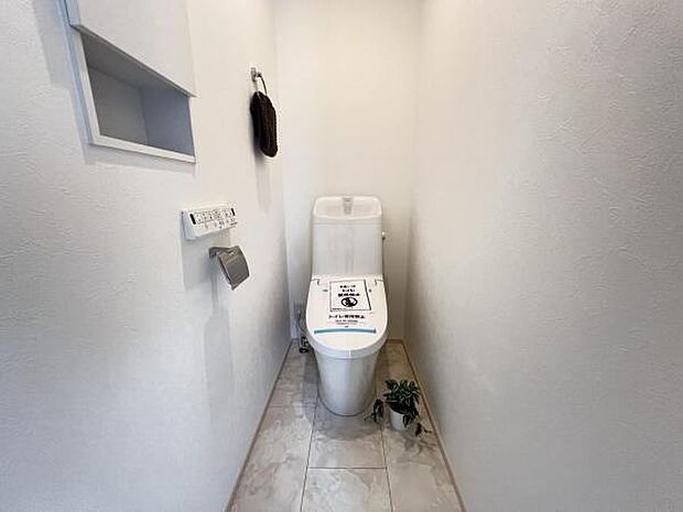 シャワー洗浄機能付のトイレは、清潔感が印象的な空間ですね。