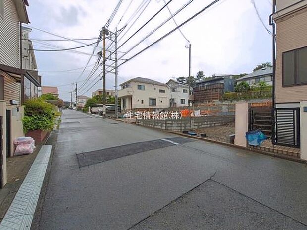 前面道路を含めた現地写真です。