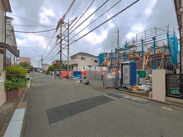 前面道路を含めた現地写真です。
