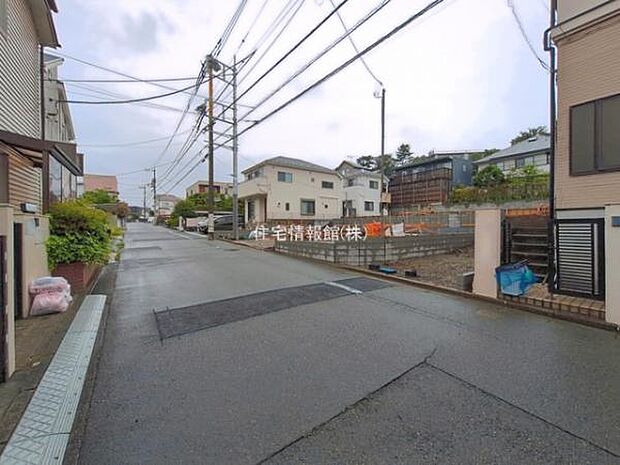 前面道路を含めた現地写真です。