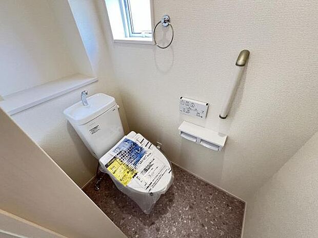 シャワー洗浄機能付のトイレは、清潔感が印象的な空間ですね。