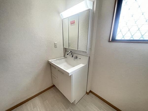 洗面化粧台です。朝の身支度から1日が始まります。