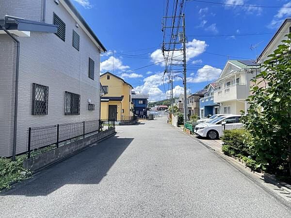 前面道路を含めた現地写真です。