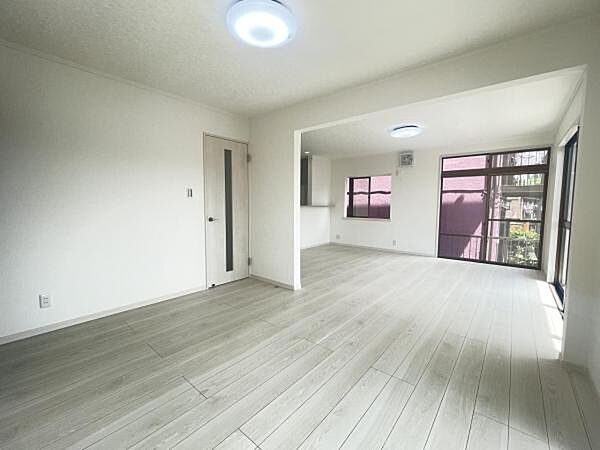 お食事中もキッチンと会話が楽しめるダイニングスペース。