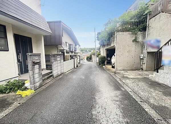 前面道路を含めた現地写真です。