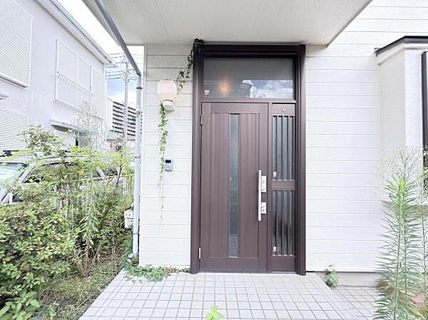 雨天時の荷物搬入に便利な玄関ポーチ付きです。
