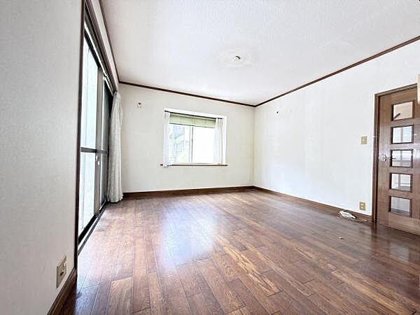 家族団らんの場所としてゆったりと居心地の良いリビングです。