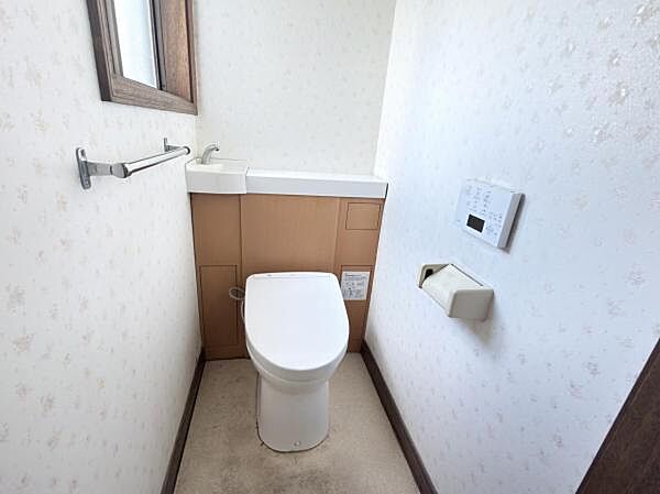 シャワー洗浄機能付のトイレは、清潔感が印象的な空間ですね。