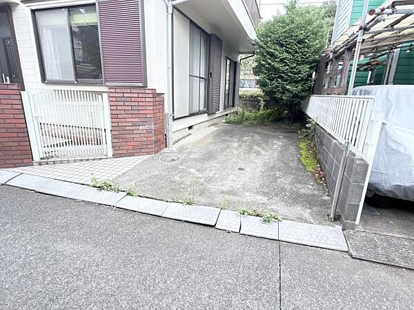 駐車場ももちろん完備しておりますのでお車所有の方にも心強いです。