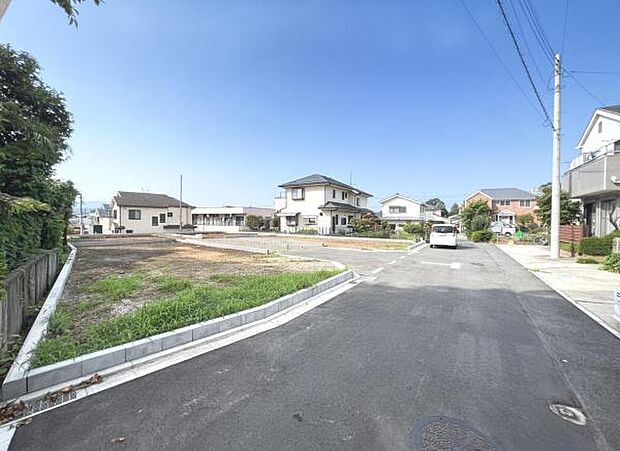 前面道路を含めた現地写真です。