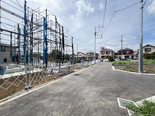 前面道路を含めた現地写真です。