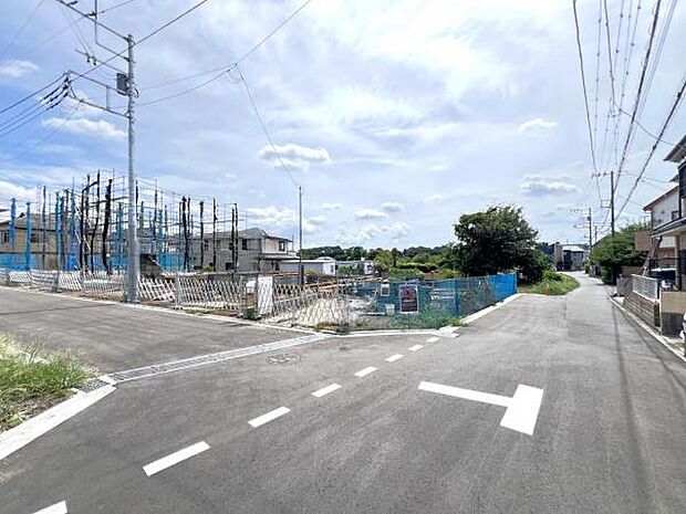 前面道路を含めた現地写真です。角地で開放感がございますね。