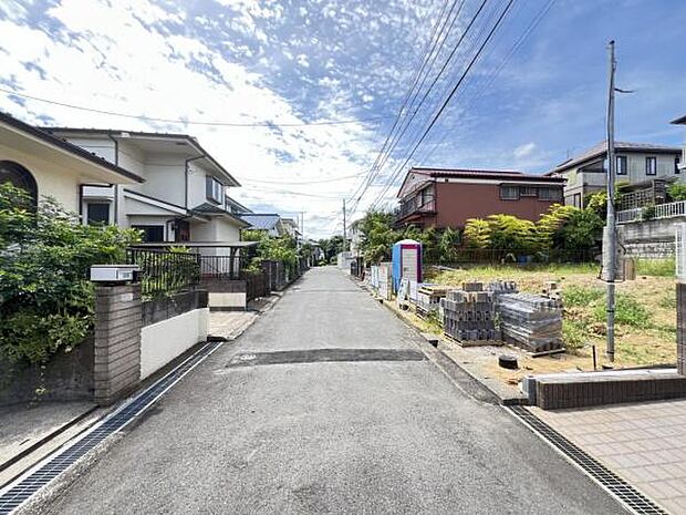 前面道路を含めた現地写真です。