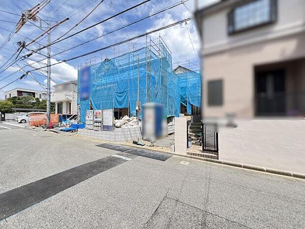 前面道路を含めた現地写真です。